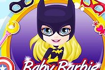 Baby Barbie se disfraza de Superheroe